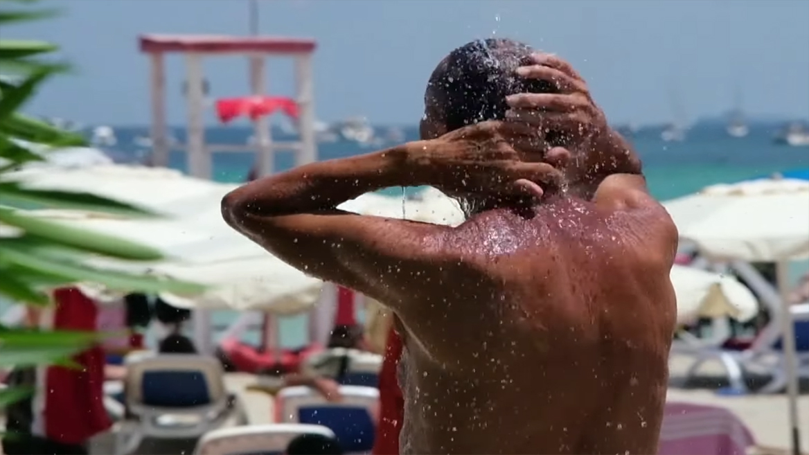Chuveiro de praia para se refrescar do intenso calor Chuveiro de praia para se refrescar do intenso calor